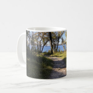 Spårvatten vid floden kaffemugg