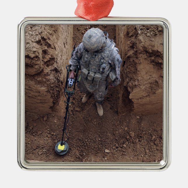 Specialistsökning efter vapencache julgransprydnad metall (Framsidan)