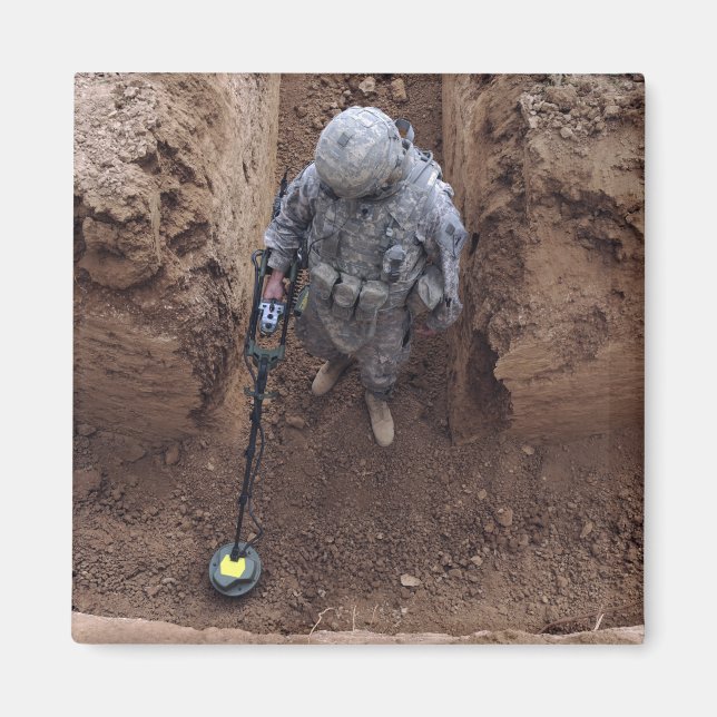 Specialistsökning efter vapencache magnet (Framsidan)