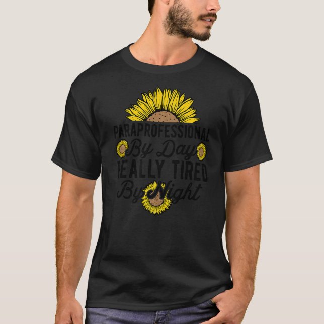 SPECIALlärare assistent på dagtid Riktigt trött  T Shirt (Framsida)