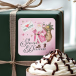 Speciell Delivery Rosa Retro Jultomten jul Fyrkantigt Klistermärke<br><div class="desc">Fira årstidens magi med vår charmerande personlig retro rosa Jultomten Speciell förseldekal. Denna vackra klistermärke ger frestig cheer med sin viskösa vattenfärgsdesign, och visar en Jultomten i rosa vintage i Retro-stil som bär på en säckbrimning med presenter. Perfekt för att lägga till en personlig vid helgdagskort, gåvor eller dekorationer. Handdragen...</div>