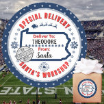 Speciell Delivery Santa to Child i Pennsylvania Runt Klistermärke<br><div class="desc">För barnen i PENNSYLVANIA! Gör julklapparna tydliga med den här roligten, färgstarka och personlig-dekala etiketterna. Utformningen har ett Speciellt leveranstema från Santa's Workshop vid Nordpolen. Fyll med ett godkännande frimärke från elf #25. Vibrant "att vissa universiteten" blått tillsammans med snöflingor, jultomtens slift och renar belyser den här ikonen, roligten och...</div>