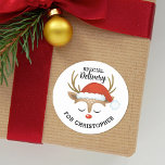Speciell julklapp - Kugghjul - renare Runt Klistermärke<br><div class="desc">En söt renare ansikte med en jultomtehatt dekorerar det med ord God jul. Roligt för att dekorera julklappar och helgdag för att behandla påsar för grannar. Anpassa det med ditt namn. Designad av Blackberry Boulevard.</div>