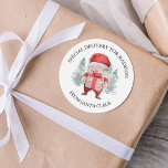 Speciell leverans från jultomten runt klistermärke<br><div class="desc">Kristmas-klistermärken för barn med en minsta vit bakgrund,  elegant vattenfärg gräs träd,  jultomten med en gåva och en textmall som du kan använda för att anpassa.</div>