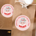 Speciell leverans från Nordpolen, fru Claus Runt Klistermärke<br><div class="desc">Utförsel av speciella medel från juldekalen i Nordpolen. Vi har illustrerat den här söta mrs Claus-dekalen. Perfektens beröring för att lägga till i dina helgdag. Designad av Moodthology Papery</div>