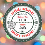 Speciell leverans från Santa till Child Gift Märkr Runt Klistermärke<br><div class="desc">*** Rekommendera 3-tumsmärken för denna vackra och söta Till- och Från-speciella leverans från julklappsetiketten. Det är också enklare att skriva på avslutat Matte.*** Gör så att julklapparna syns med dessa färgstarka och personlig etiketter på roligten. Utformningen har ett Speciellt leveranstema från Santa's Workshop vid Nordpolen. Fyll med ett godkännande frimärke...</div>