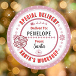 Speciell leverans från Santa till Child Gift Märkr Runt Klistermärke<br><div class="desc">*** Rekommendera 3-tumsmärken för denna vackra och söta Till- och Från-speciella leverans från julklapp-märkrn. Det är också enklare att skriva på avslutat Matte.*** Gör så att julklapparna syns med dessa färgstarka och personlig etiketter på roligten. Utformningen har ett Speciellt leveranstema från Santa's Workshop vid Nordpolen. Fyll med ett godkännande frimärke...</div>