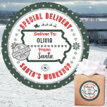 Speciell leverans från Santa till Child i Iowa Grö Runt Klistermärke<br><div class="desc">För barnen i IOWA! Gör julklapparna tydliga med den här roligten, färgstarka och personlig-dekala etiketterna. Utformningen har ett Speciellt leveranstema från Santa's Workshop vid Nordpolen. Fyll med ett godkännande frimärke från elf #25. Vibranta djupa gröntar tillsammans med snöflingor, jultomtens slift och renar belyser den här ikonen, roligten och den vackra...</div>