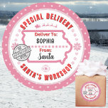Speciell leverans från Santa till Child i Iowa Ros Runt Klistermärke<br><div class="desc">För barnen i IOWA! Gör julklapparna tydliga med den här roligten, färgstarka och personlig-dekala etiketterna. Utformningen har ett Speciellt leveranstema från Santa's Workshop vid Nordpolen. Fyll med ett godkännande frimärke från elf #25. Vibrant pinkar tillsammans med snöflingor, tomtens slift och renar belyser denna ikoniska, roligt och vackra nuetikett. Anpassa genom...</div>