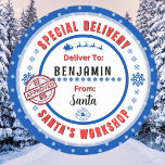 Speciell leveransetikett från Santa till Child Gif Runt Klistermärke<br><div class="desc">*** Rekommendera 3-tumsmärken för denna vackra och söta Till- och Från-speciella leverans från julklappsetiketten. Det är också enklare att skriva på avslutat Matte.*** Gör så att julklapparna syns med dessa färgstarka och personlig etiketter på roligten. Utformningen har ett Speciellt leveranstema från Santa's Workshop vid Nordpolen. Fyll med ett godkännande frimärke...</div>