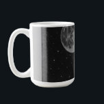 Speciell mugg Retro Alien-uppräkning<br><div class="desc">De kom i Midnight-designen och skänk det okända. Den här återinspirerade konstverket fångar vintage sci-fi- och klassiskt UFO-skräck med en skuggande yttre figur under ett glättande fullt. Perfekt för utomjordingsentusiaster, stargazrar, konspirationsteorister och fläkt med 80-talsmassa-stil formgivning, den här skjortan gör ett djärvt påstående för avslappnad bära, konventioner och sent på...</div>