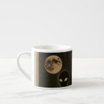 Speciell mugg Retro Alien-uppräkning Espressomugg<br><div class="desc">De kom i Midnight-designen och skänk det okända. Den här återinspirerade konstverket fångar vintage sci-fi- och klassiskt UFO-skräck med en skuggande yttre figur under ett glättande fullt. Perfekt för utomjordingsentusiaster, stargazrar, konspirationsteorister och fläkt med 80-talsmassa-stil formgivning, den här skjortan gör ett djärvt påstående för avslappnad bära, konventioner och sent på...</div>