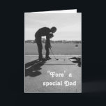 speciella Pappa, son och Far Golf Birthday Kort<br><div class="desc">Ett golfpun-årskort för en Pappa, perfekt för far som kärlekar golfing. Bilden är ett nostalgiskt svart och vitt foto av en pappa som visar sin lilla son hur han svänger sin golfklubb i ett körområde. Både meddelandet innanför och ut kan vara personlig. "Grattis på födelsedagen till en hål-i-ett-Dady!" Vi kärlek...</div>