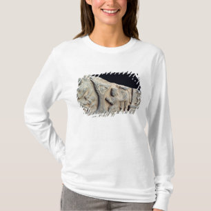 Specificera av lättnadsfris som visar placerad t shirt