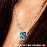 Specifikation för steg silverpläterat halsband<br><div class="desc">Den här hemsökta, grafiska visningen, en lång, gammal, tittar, skapad järn, grind entrance. På gården, vid branden, står trapporna, ett gigantiskt figur, som svept i strömmen, svart trasa överst på trappan, på backe, är en stor, gotisk, tittar, mansion, skrumpen i tjockt dimma, som lyfts fram av den här vackra frasen:...</div>