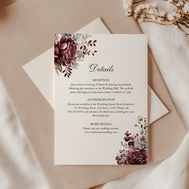 Specifikationskort för Elegant Boho Blommigt Bröll Inbjudningar (Elegant Boho Floral Wedding Details Card on an elegant wedding table.)