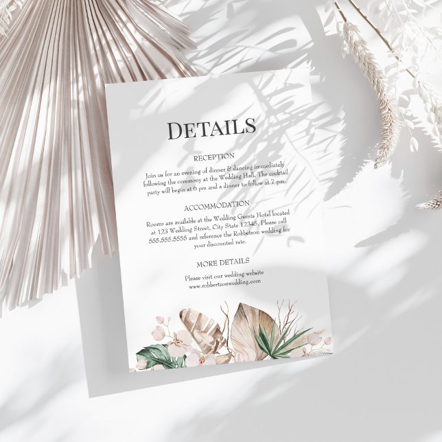 Specifikationskort för Tropical Orchid och Monster Inbjudningar (Tropical Orchid and Monstera Wedding Details Card on a sunny white table.)
