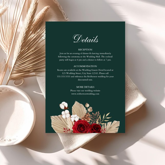 Specifikkort för Emerald Grönt Burgundy Ro Bröllop Inbjudningar (Emerald Green Burgundy Roses Wedding Details Card on a sunny boho table.)