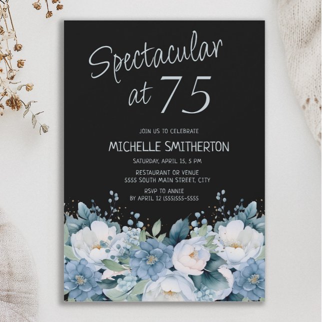 Spectakulär 75 dammig blå vit blomster svart  inbjudningar (Dusty blue and white floral on black "Spectacular at 75" women's birthday party invitation)