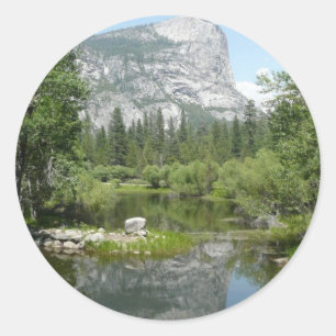 Spegel Sjö i nationalparken Yosemite Runt Klistermärke