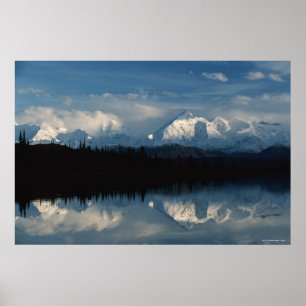 Spegel sjöhorisont med skogen & snöig berg poster