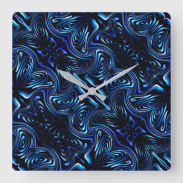 Spegling av formad blomma och fjäril på mörk blått fyrkantig klocka