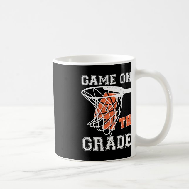 Spel på den fjärde basketbollen i Klass första sko Kaffemugg (Höger)
