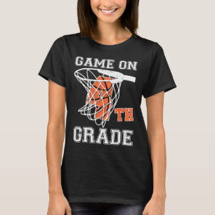 Spel på den fjärde basketbollen i Klass första sko T Shirt