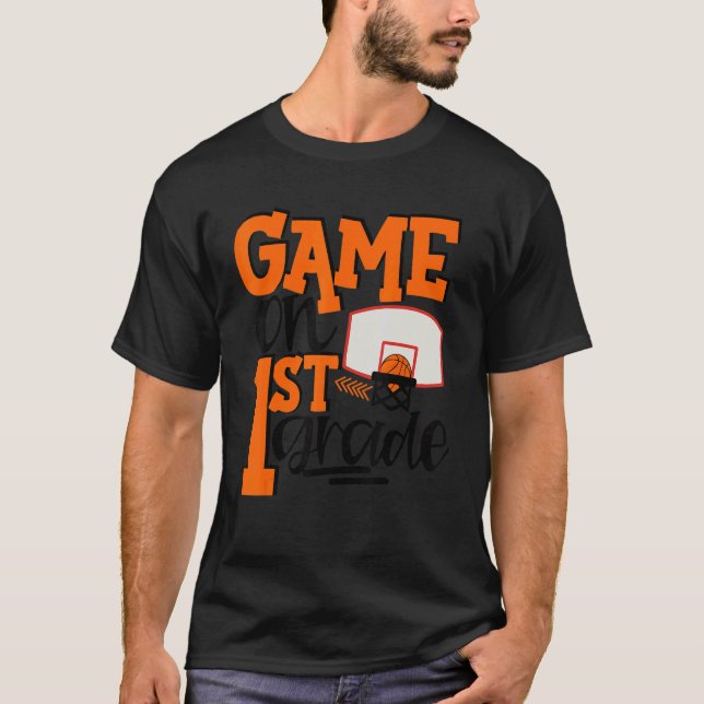 Spel på första Klass-basketbollen - skolans första T Shirt (Framsida)