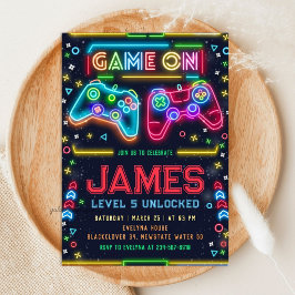 Spel på glow 5-års födelsedagsinbjudan inbjudningar