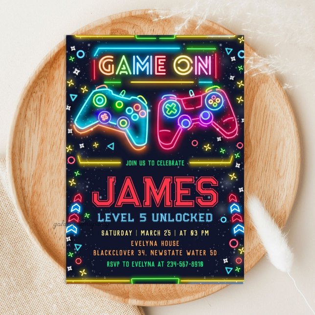 Spel på glow 5-års födelsedagsinbjudan inbjudningar (Games on glow Birthday Party Invitation
)