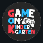 Spel på Kindergarten Klass Funny Birthday Boy Runt Klistermärke<br><div class="desc">Roliga meningar: "Spel på sjätte Klass" Den nyfikna färgdesignen för videospel på födelsedagen. Vår "spel på sjätte Klass"-design. Perfekt för fotbollskamrar, smart studenter och små spelare, det är en söt och coola som passar skoldagen, party, födelsedagar. Låt pojkar och flickor visa sina spelkunskaper med en sväng av sarkasm och stänk...</div>