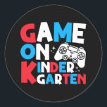 Spel på Kindergarten Klass Funny Birthday Boy Runt Klistermärke<br><div class="desc">Roliga meningar: "Spel på sjätte Klass" Den nyfikna färgdesignen för videospel på födelsedagen. Vår "spel på sjätte Klass"-design. Perfekt för fotbollskamrar, smart studenter och små spelare, det är en söt och coola som passar skoldagen, party, födelsedagar. Låt pojkar och flickor visa sina spelkunskaper med en sväng av sarkasm och stänk...</div>