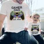 Spel Pappa - tävlingsdatum för spel för Far-barn T Shirt<br><div class="desc">Anpassadets utformning "gamer pappa" med det fastställda datumet för matchning av utfall för ett far och ett barn med en faux neon retro-spelkontroll.</div>
