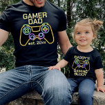 Spel Pappa - tävlingsdatum för spel för Far-barn T Shirt<br><div class="desc">Anpassadets utformning "gamer pappa" med det fastställda datumet för matchning av utfall för ett far och ett barn med en faux neon retro-spelkontroll. Hitta ett matchande barns design "pappor gaming kompis" i min samling "pappa och mig matchande design".</div>