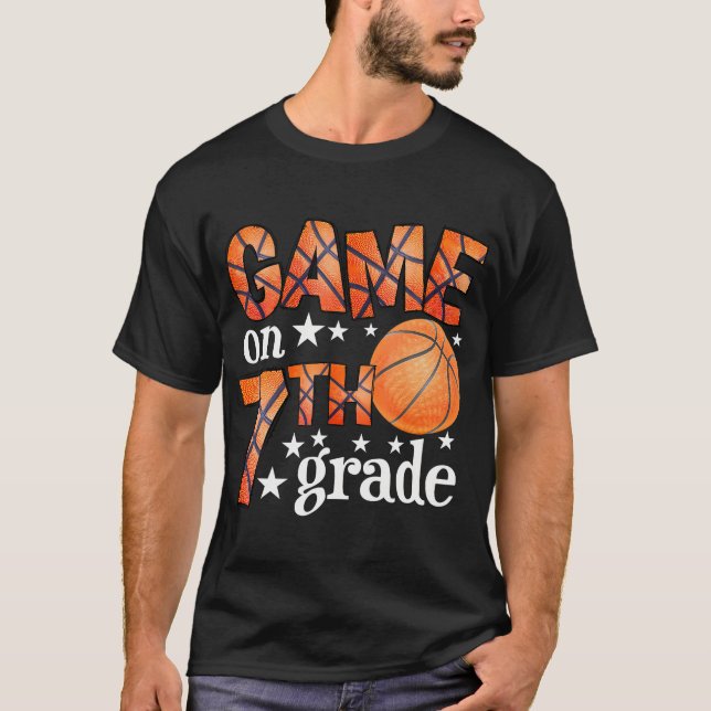 Spel vid sjunde Klass-basketbollen Back to school T Shirt (Framsida)