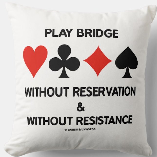 Spela brygga utan förbehåll utan motstånd kudde (Throw pillow featuring the four card suits and sound bridge advice for any bridge player)