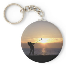 Spela golf vid solnedgång
