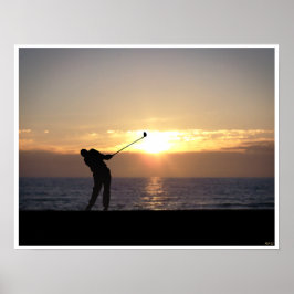 Spela golf vid solnedgång poster