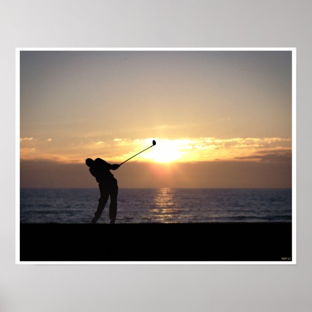 Spela golf vid solnedgång poster (Framsidan)
