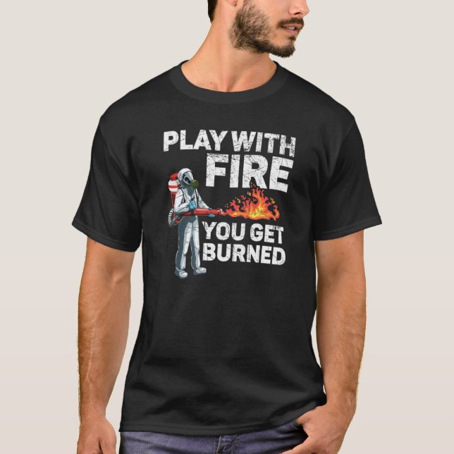 Spela med elden du får bränd eldkastare vi t shirt (Framsida)