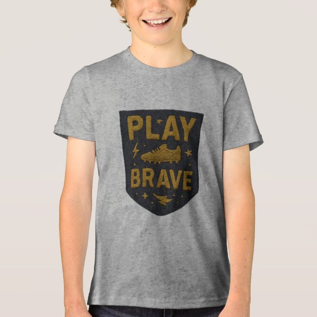 Spela Modig Broderad Fotbollsdesign T Shirt (Framsida)