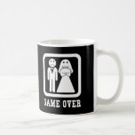 Spela över | Bachelor Stag Party Gift (Black/White Kaffemugg<br><div class="desc">Är han gifta sig? Stackars honom, gav över... Ge dig själv den här gåvan från fantastisk till brudgummen, det är roligt och verkligen står ut med den vita designen på svart bakgrund eller vice versa. Det är perfekt för bachelor och stoppa party, duschar, namn! Underbart vitt på svart tittar kaffe...</div>