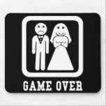Spela över | Bachelor Stag Party Gift (Black/White Musmatta<br><div class="desc">Är han gifta sig? Stackars honom, gav över... Ge dig själv den här gåvan från fantastisk till brudgummen, det är roligt och verkligen står ut med den vita designen på svart bakgrund eller vice versa. Det är perfekt för bachelor och stoppa party, duschar, namn! Underbar vit på svart tittar muspad,...</div>