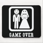 Spela över | Bachelor Stag Party Gift (Black/White Musmatta<br><div class="desc">Är han gifta sig? Stackars honom, gav över... Ge dig själv den här gåvan från fantastisk till brudgummen, det är roligt och verkligen står ut med den vita designen på svart bakgrund eller vice versa. Det är perfekt för bachelor och stoppa party, duschar, namn! Underbar vit på svart tittar muspad,...</div>