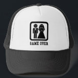 Spela över | Bachelor Stag Party Gift (Black/White Truckerkeps<br><div class="desc">Är han gifta sig? Stackars honom, gav över... Ge dig själv den här gåvan från fantastisk till brudgummen, det är roligt och verkligen står ut med den vita designen på svart bakgrund eller vice versa. Det är perfekt för bachelor och stoppa party, duschar, namn! Underbar svart på vitt tittar basebollhatt,...</div>