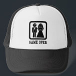 Spela över | Bachelor Stag Party Gift (Black/White Truckerkeps<br><div class="desc">Är han gifta sig? Stackars honom, gav över... Ge dig själv den här gåvan från fantastisk till brudgummen, det är roligt och verkligen står ut med den vita designen på svart bakgrund eller vice versa. Det är perfekt för bachelor och stoppa party, duschar, namn! Underbar svart på vitt tittar basebollhatt,...</div>