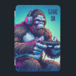 Spela på | Bigfoot-spel iPad Mini Skydd<br><div class="desc">Lustigt surfplatta fodral med en illustration av en psykodelisk bigfoot som spelar videospel med hörlurar på. Lila och blå nyanser och text som säger att du spelar på men kan vara personlig.</div>