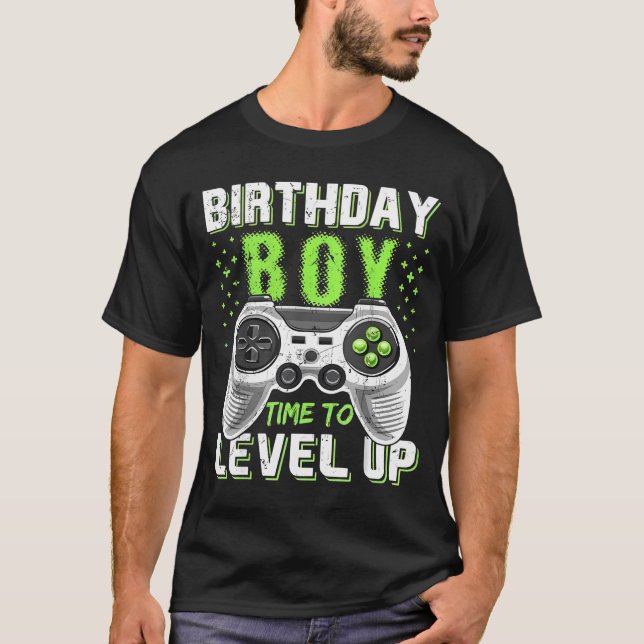 Spela upp på nivå på födelsedagspojkens videospel t shirt (Framsida)