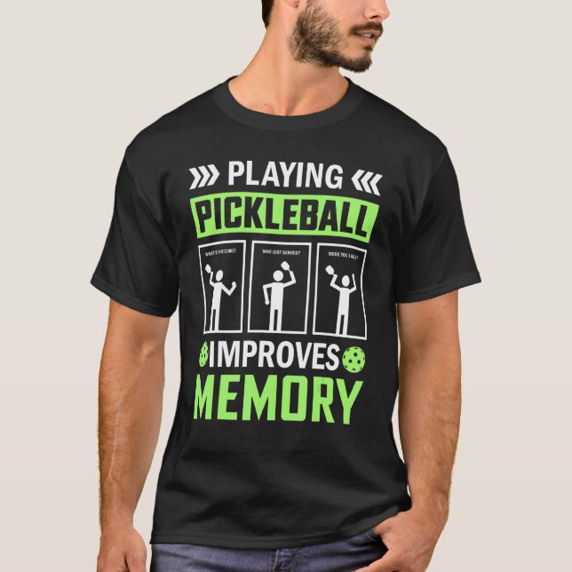 Spela upp pickleball Förbättrar minnesbollen T Shirt (Framsida)